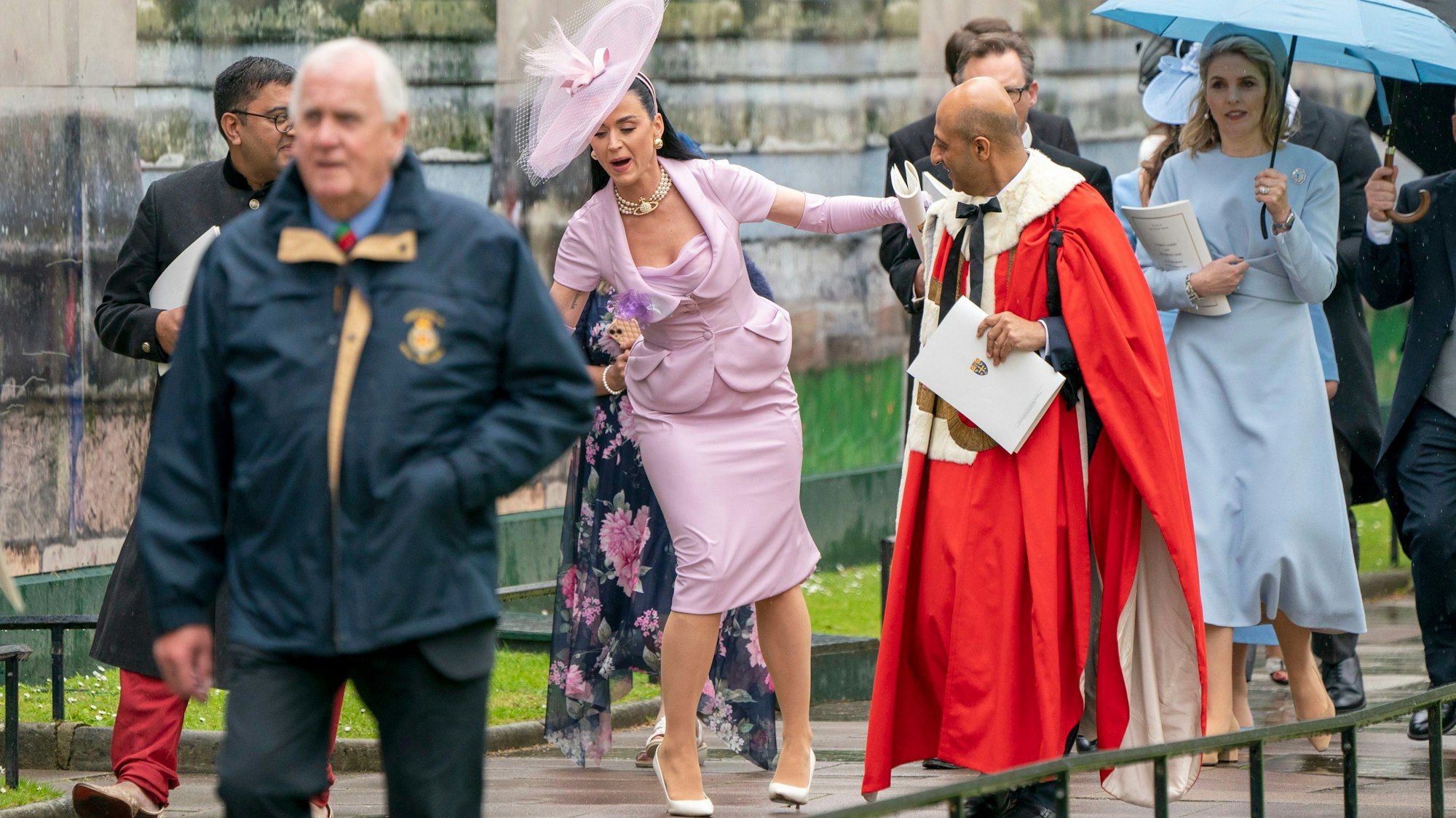 Die amerikanische Sängerin Katy Perry (m) verlässt die Westminster Abbey nach der Krönungszeremonie von König Charles III. und Königin Camilla in London am Samstag, 6. Mai 2023.