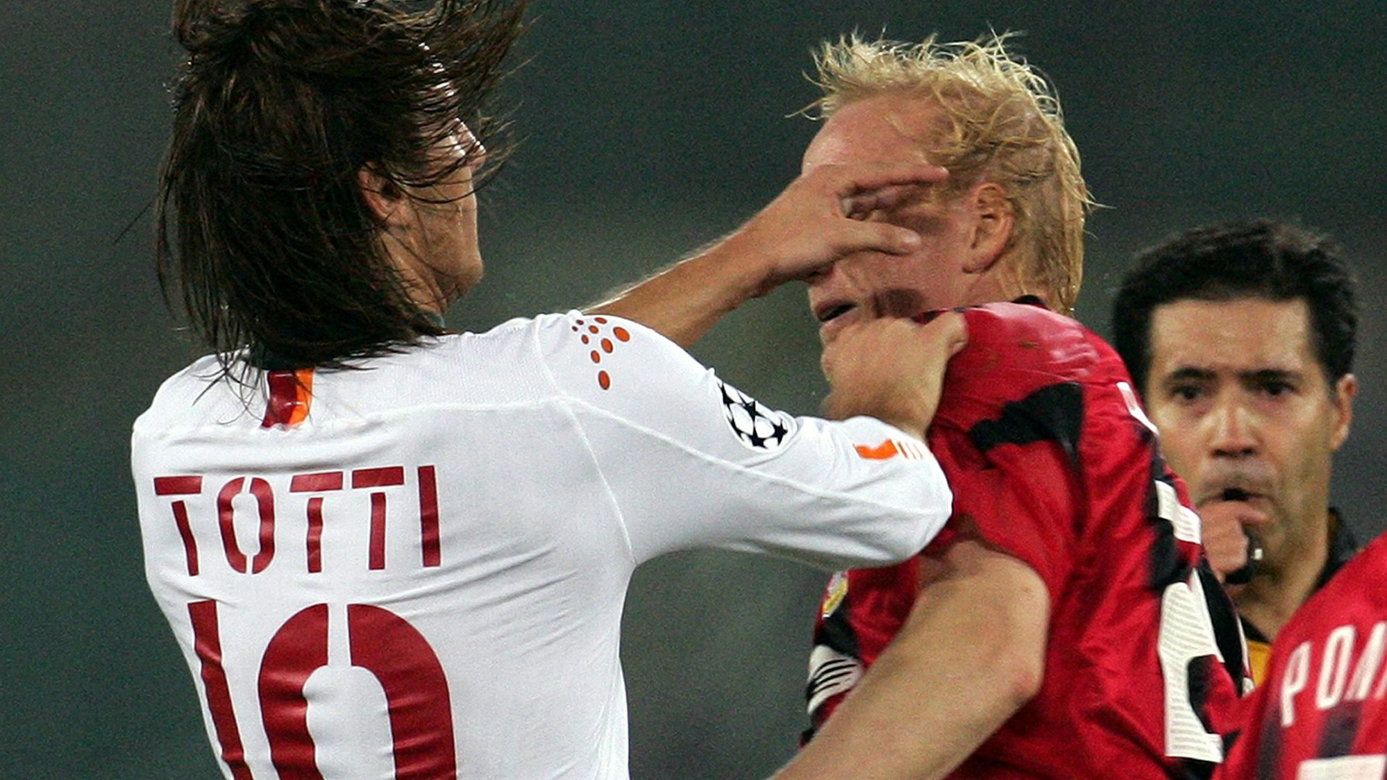 Francesco Totti und Carsten Ramelow kommen sich im Olympiastadion zu Rom näher. Totti berührt dabei Ramelows Gesicht.