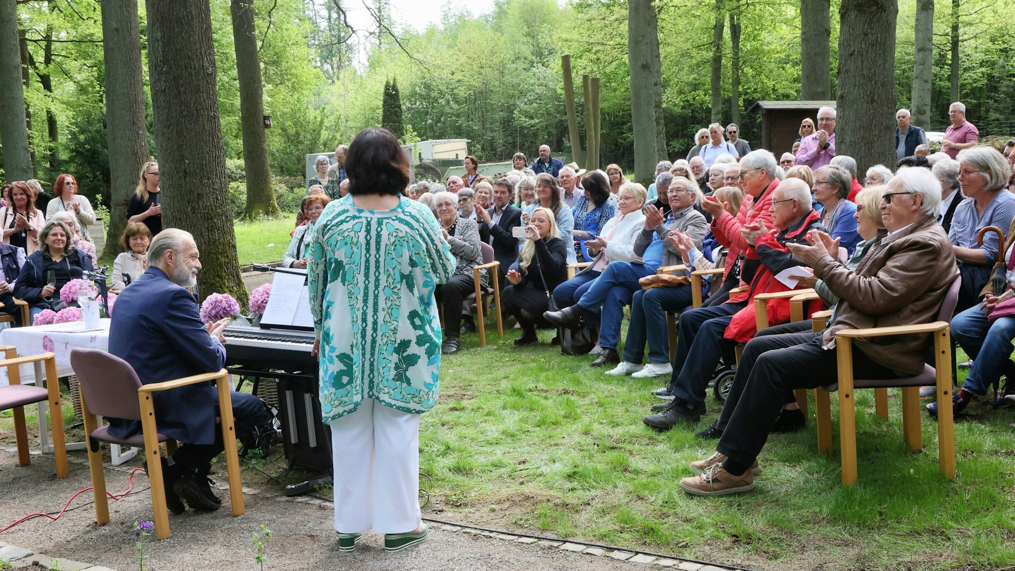 Zuschauer und Gastgeber bei der Eröffnung des Ruhegartens in Schlebusch.