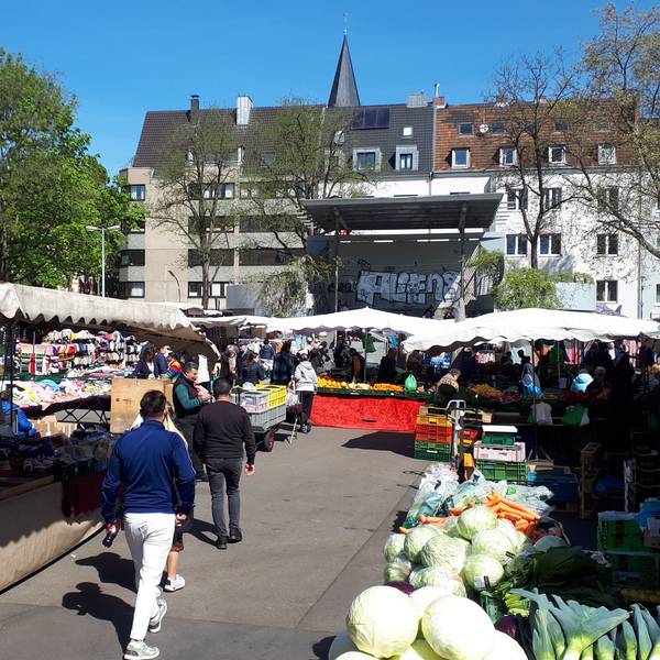 Besucher und verschiedene Stände auf dem Nippeser Wochenmarkt in Köln