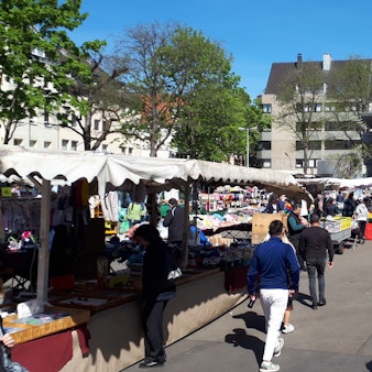 Besucher und verschiedene Stände auf dem Nippeser Wochenmarkt in Köln