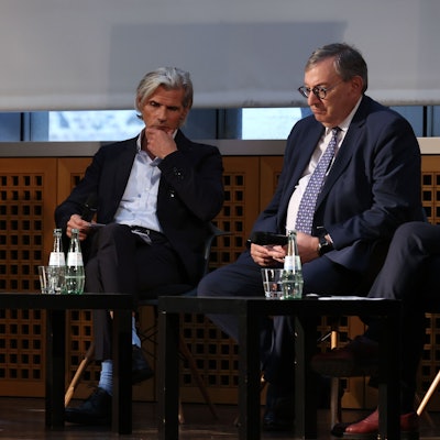 Am Tag vor dem Roger-Waters-Konzert in Köln veranstaltet die Stadt eine Podiumsdiskussion mit Workshop zum Thema Antisemitismus in Kunst und Kultur. Auf dem Podium sitzen Stella Leder, Stefan Charles und Abraham Lehrer.