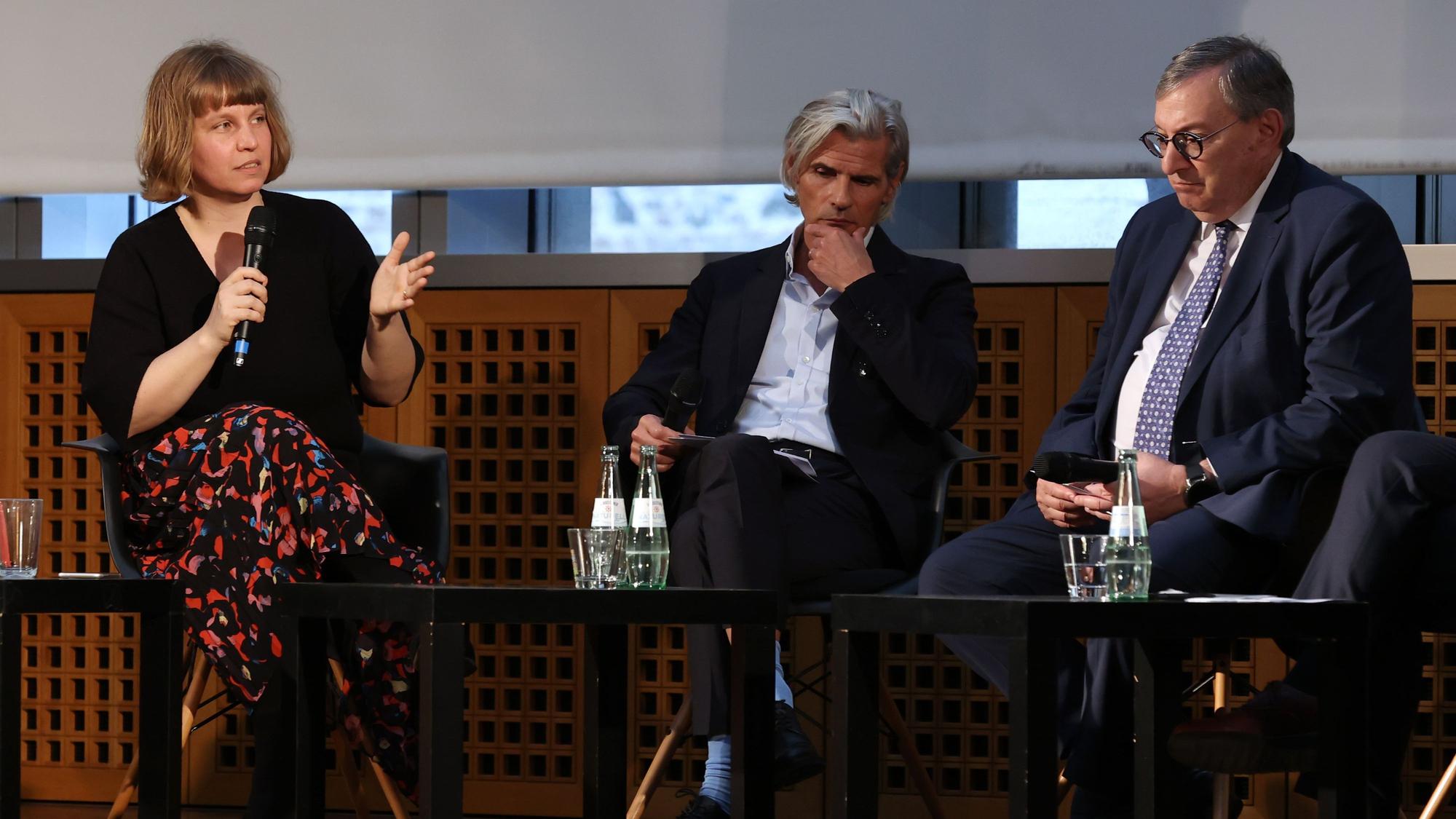 Am Tag vor dem Roger-Waters-Konzert in Köln veranstaltet die Stadt eine Podiumsdiskussion mit Workshop zum Thema Antisemitismus in Kunst und Kultur. Auf dem Podium sitzen Stella Leder, Stefan Charles und Abraham Lehrer.