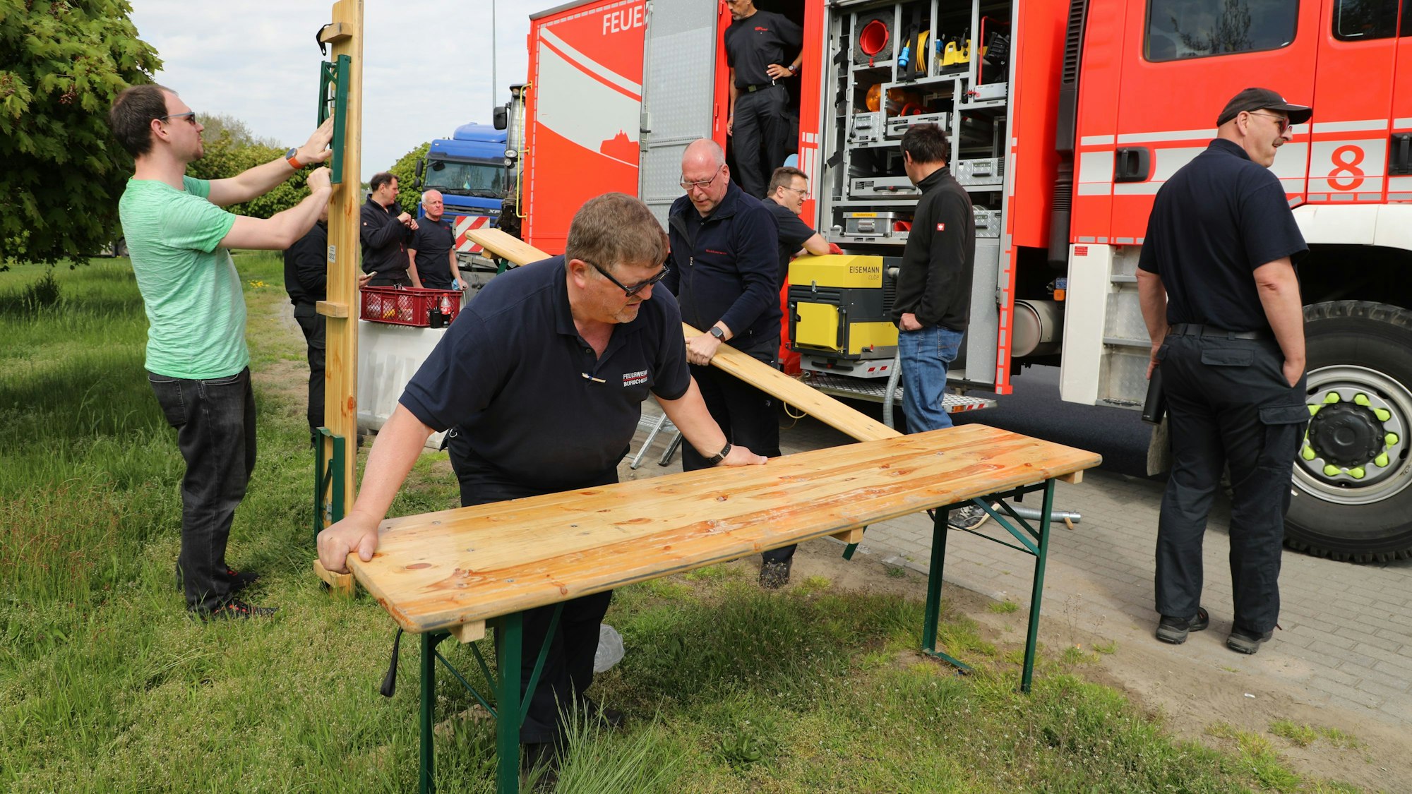 Helfer verladen eine Bank.