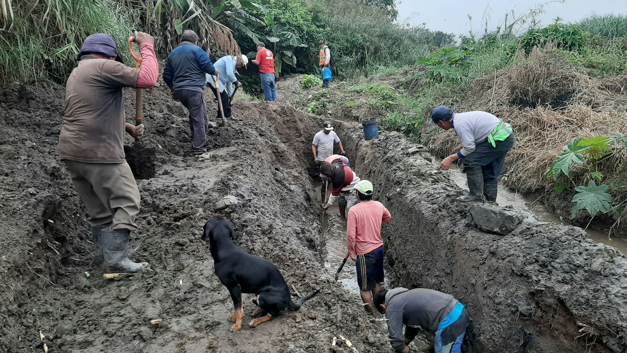 Bewohner des Dorfes Chulit Alto heben Gräben aus..