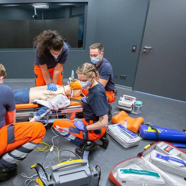 Zu sehen ist die Ausbildung von Sanitätern an einer Puppe.