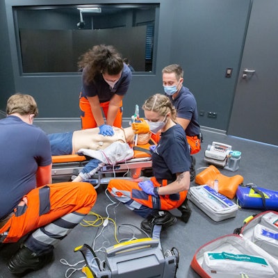 Zu sehen ist die Ausbildung von Sanitätern an einer Puppe.
