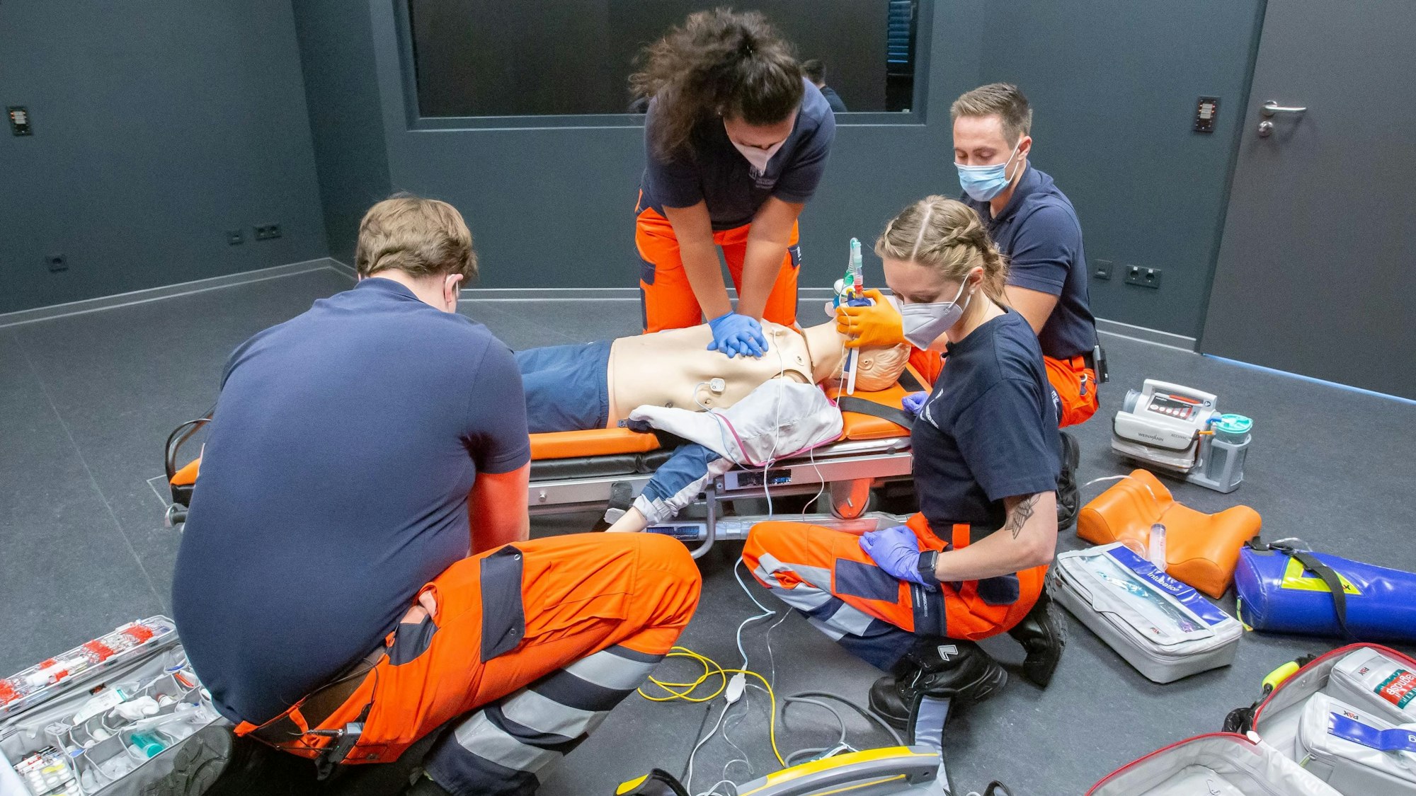 Zu sehen ist die Ausbildung von Sanitätern an einer Puppe.