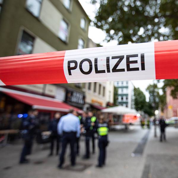 Polizeibeamte stehen bei einem Polizeieinsatz vor einem Fast-Food -Laden an der Kalker Hauptstraße unweit der Kalker Post.