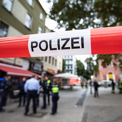 Polizeibeamte stehen bei einem Polizeieinsatz vor einem Fast-Food -Laden an der Kalker Hauptstraße unweit der Kalker Post.