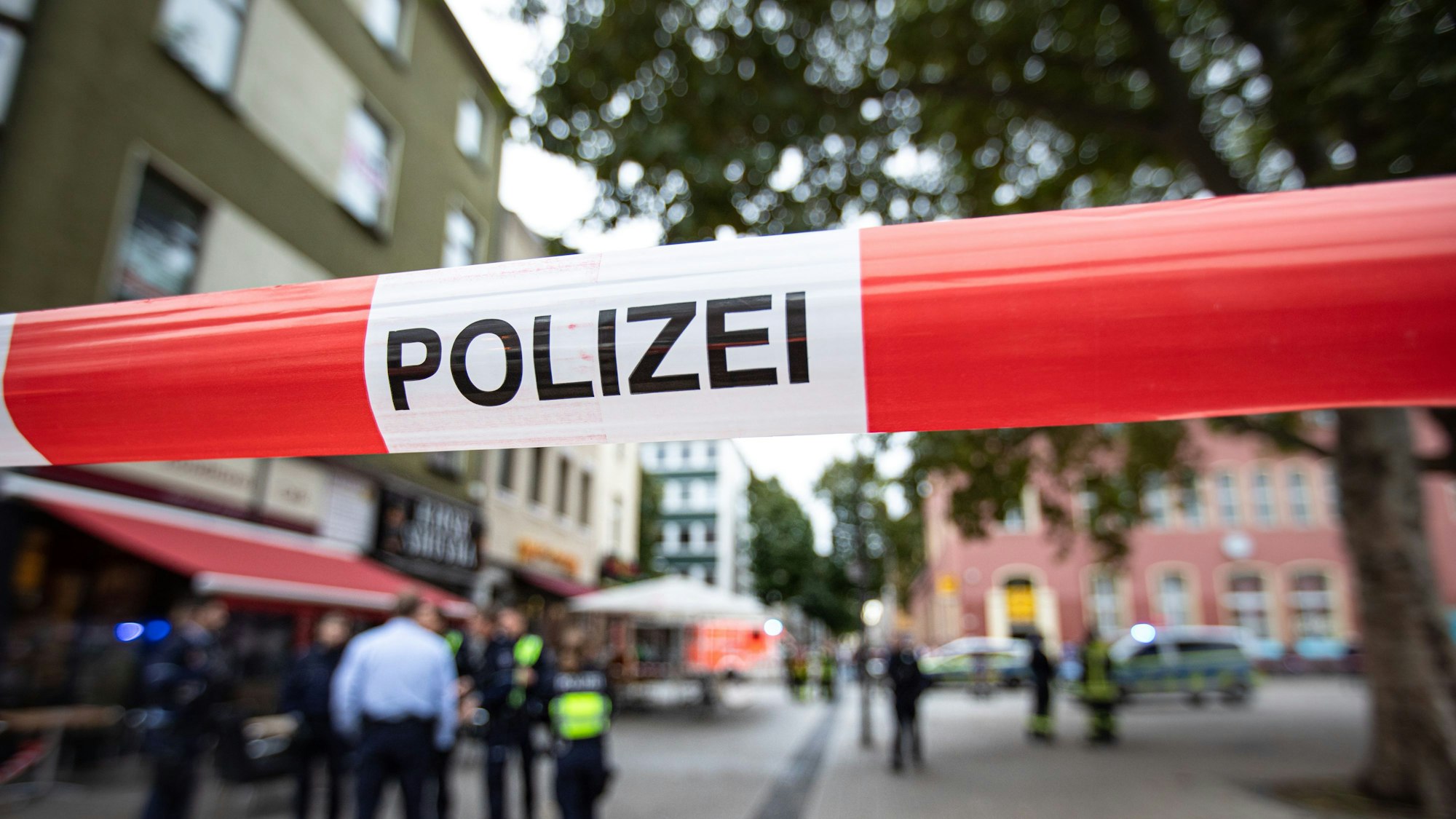 Polizeibeamte stehen bei einem Polizeieinsatz vor einem Fast-Food -Laden an der Kalker Hauptstraße unweit der Kalker Post.