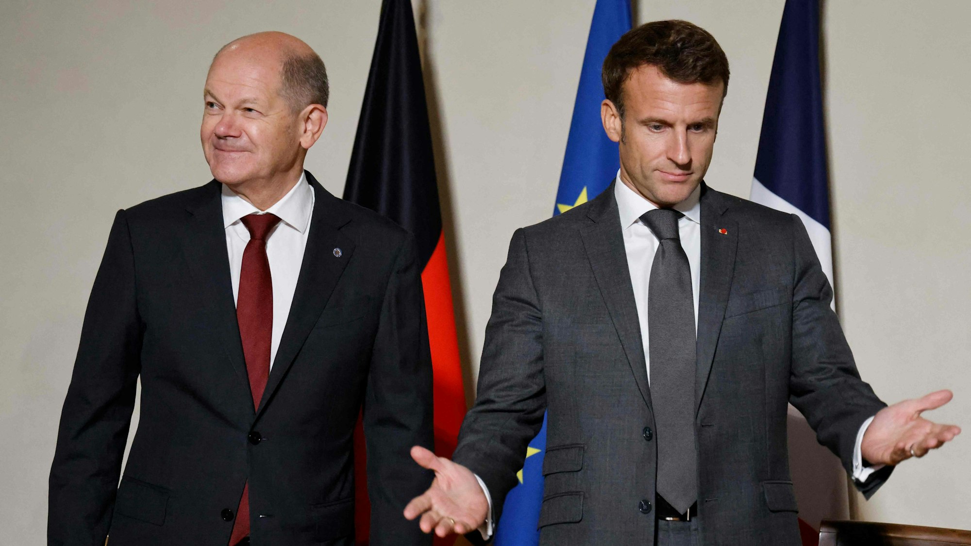 Bundeskanzler Olaf Scholz (L), der französische Präsident Emmanuel Macron (C).