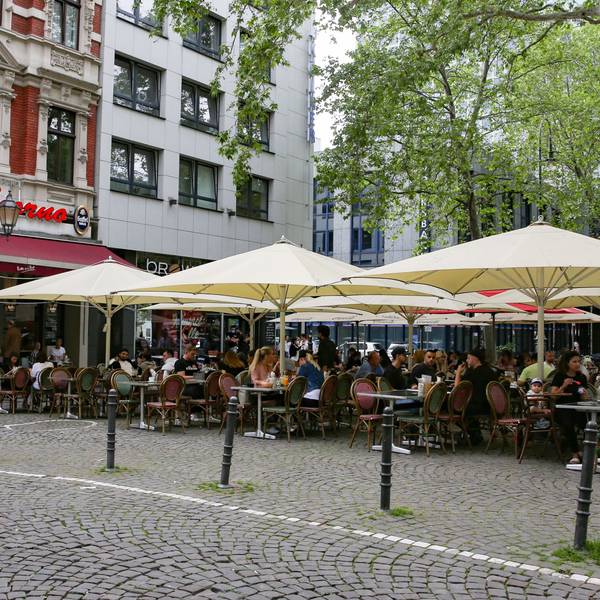 02.06.2021
Köln:
Lauer Sommerabend zu Fronleichnam an den Ringen
Personen, die das Sommerwetter in der Außengastro genießen.
Foto: Martina Goyert