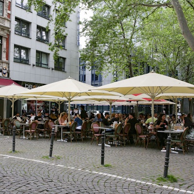 02.06.2021
Köln:
Lauer Sommerabend zu Fronleichnam an den Ringen
Personen, die das Sommerwetter in der Außengastro genießen. 
Foto: Martina Goyert
