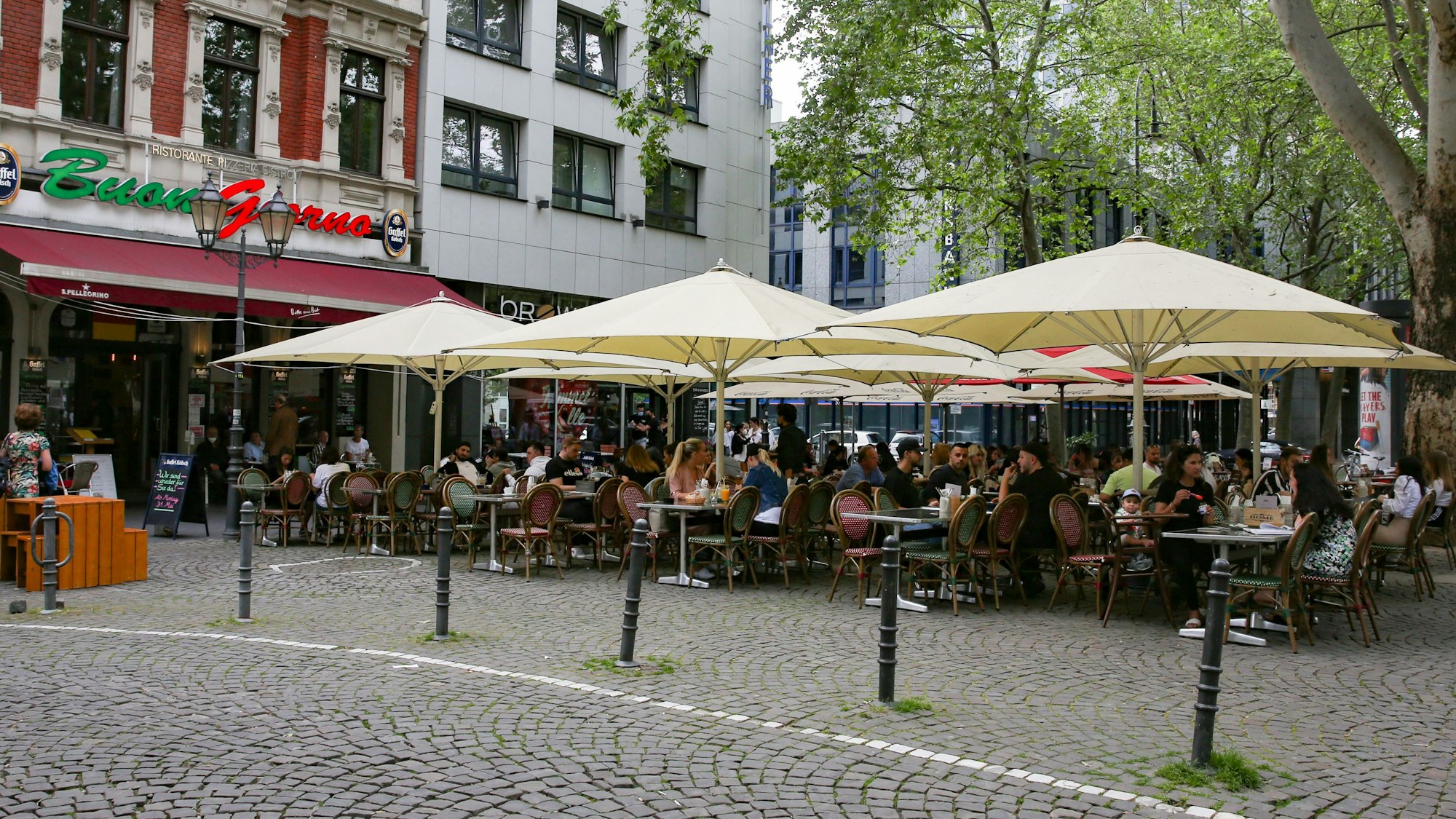 02.06.2021
Köln:
Lauer Sommerabend zu Fronleichnam an den Ringen
Personen, die das Sommerwetter in der Außengastro genießen.
Foto: Martina Goyert