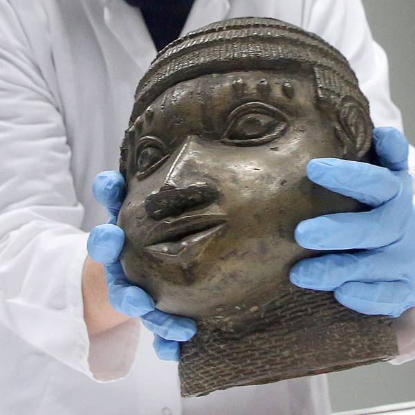 Eine Museumsmitarbeiterin verpackt eine der Benin-Bronzen, die für die Rückgabe nach Nigeria im Ethnologischen Museum Dahlem zusammen gestellt wurden.