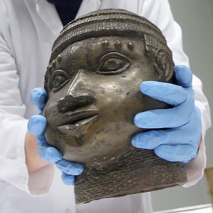 Eine Museumsmitarbeiterin verpackt eine der Benin-Bronzen, die für die Rückgabe nach Nigeria im Ethnologischen Museum Dahlem zusammen gestellt wurden.