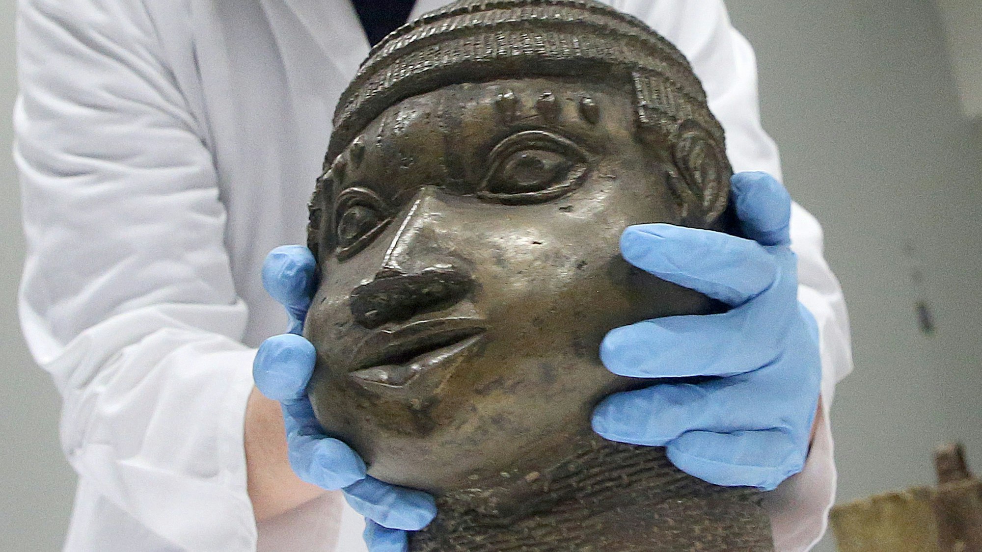 Eine Museumsmitarbeiterin verpackt eine der Benin-Bronzen, die für die Rückgabe nach Nigeria im Ethnologischen Museum Dahlem zusammen gestellt wurden.