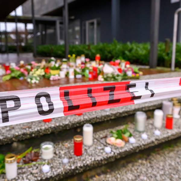 Auf einer Treppe vor dem Berufskolleg Tecklenburger Land wurden Kerzen und Blumen abgelegt. Der verdächtige 17-jährige Schüler, der vergangene Woche eine Lehrerin in Ibbenbüren getötet haben soll, war zuvor «durch sein verbal aggressives Verhalten aufgefallen». Das berichtete Nordrhein-Westfalens Schulministerin Feller (CDU) am Mittwoch im Fachausschuss des Düsseldorfer Landtags. (zu dpa «17-jähriger schon vor Bluttat an Lehrerin als aggressiv aufgefallen») +++ dpa-Bildfunk +++
