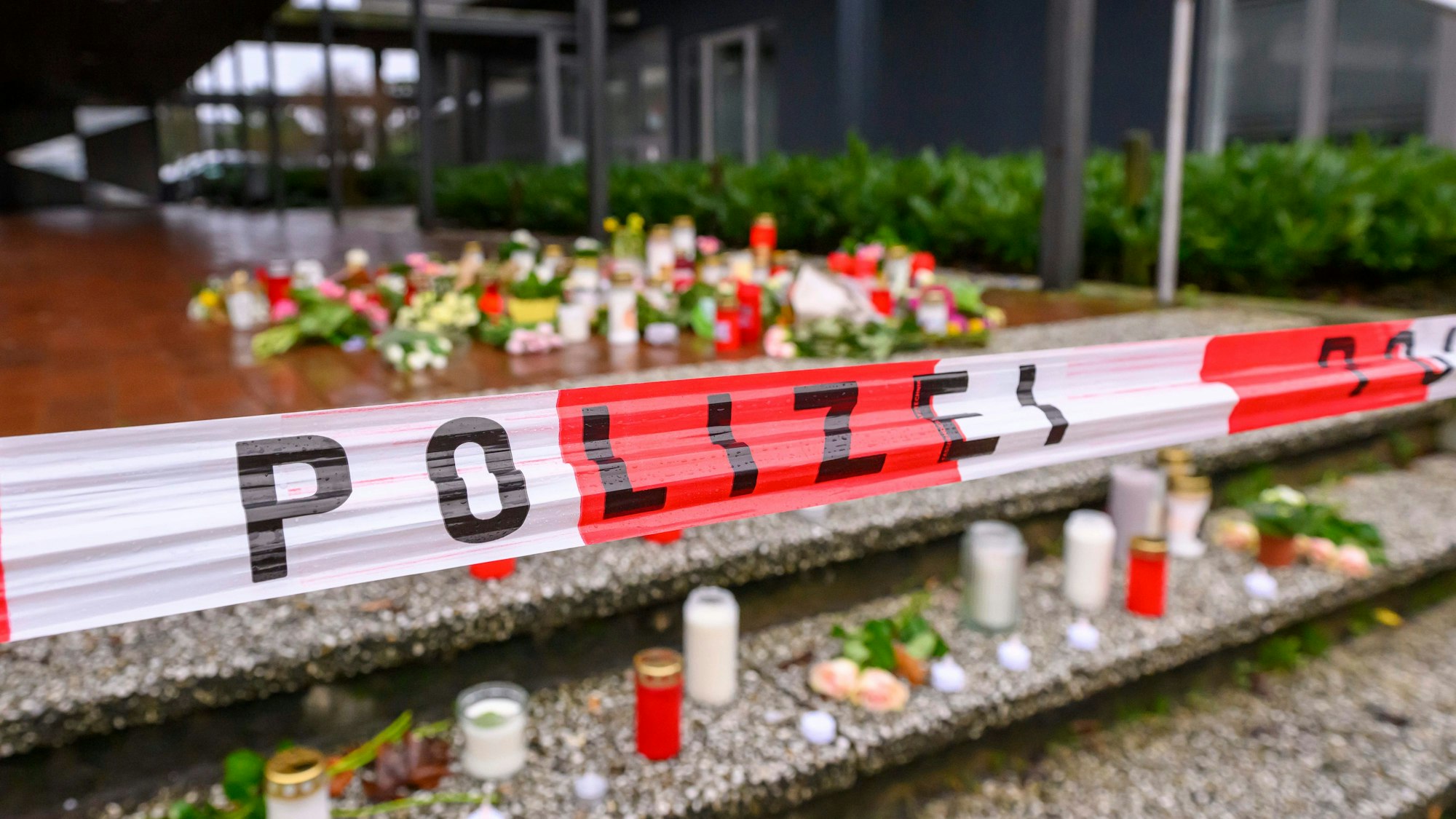 Auf einer Treppe vor dem Berufskolleg Tecklenburger Land wurden Kerzen und Blumen abgelegt. Der verdächtige 17-jährige Schüler, der vergangene Woche eine Lehrerin in Ibbenbüren getötet haben soll, war zuvor «durch sein verbal aggressives Verhalten aufgefallen». Das berichtete Nordrhein-Westfalens Schulministerin Feller (CDU) am Mittwoch im Fachausschuss des Düsseldorfer Landtags. (zu dpa «17-jähriger schon vor Bluttat an Lehrerin als aggressiv aufgefallen») +++ dpa-Bildfunk +++