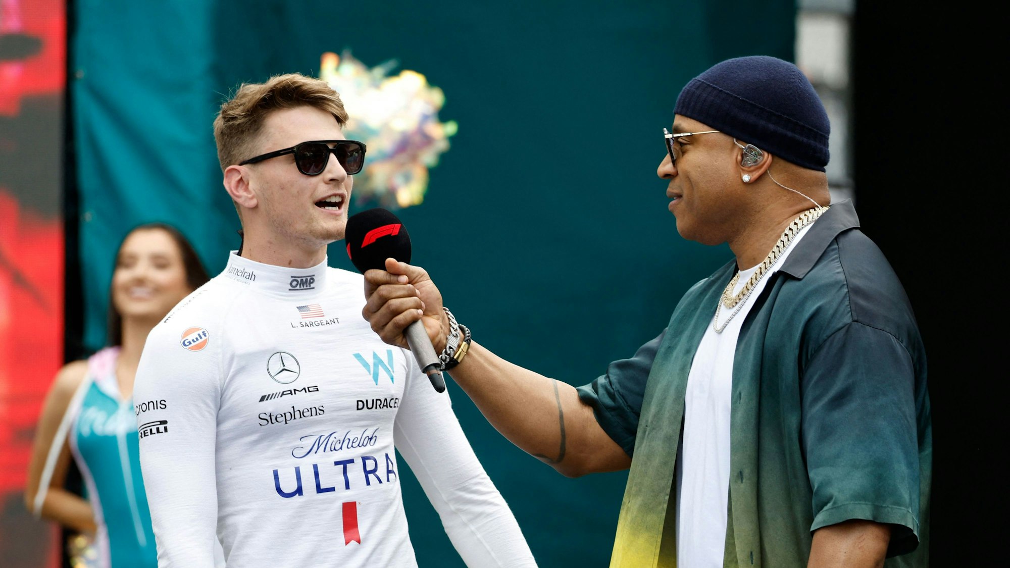 LL Cool J stellt Logan Sargeant aus den Vereinigten Staaten und Williams in der Startaufstellung vor dem F1 Grand Prix von Miami auf dem Miami International Autodrome am 07. Mai 2023 in Miami, Florida, vor.
