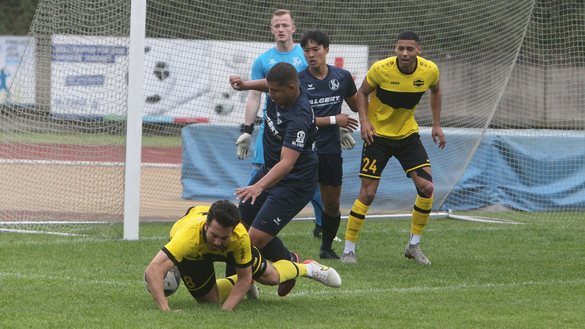 Interims- und Spielertrainer Mehdi Reichert (Zweiter von links)