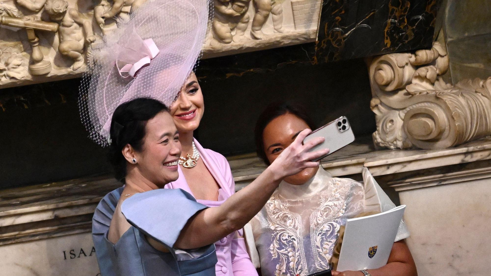 Katy Perry posiert mit Gästen der Krönung für Selfies.