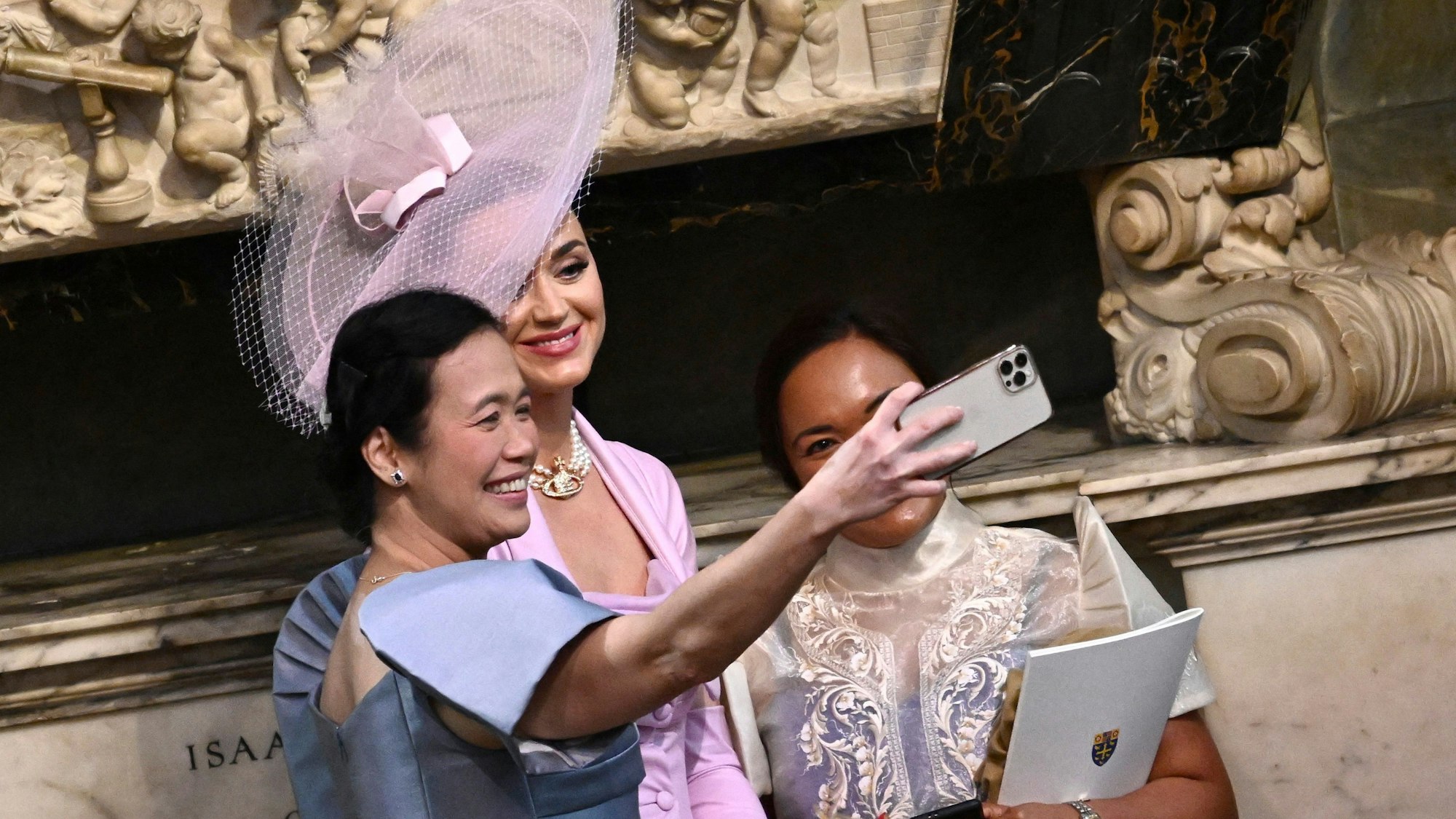 Katy Perry posiert mit Gästen der Krönung für Selfies.