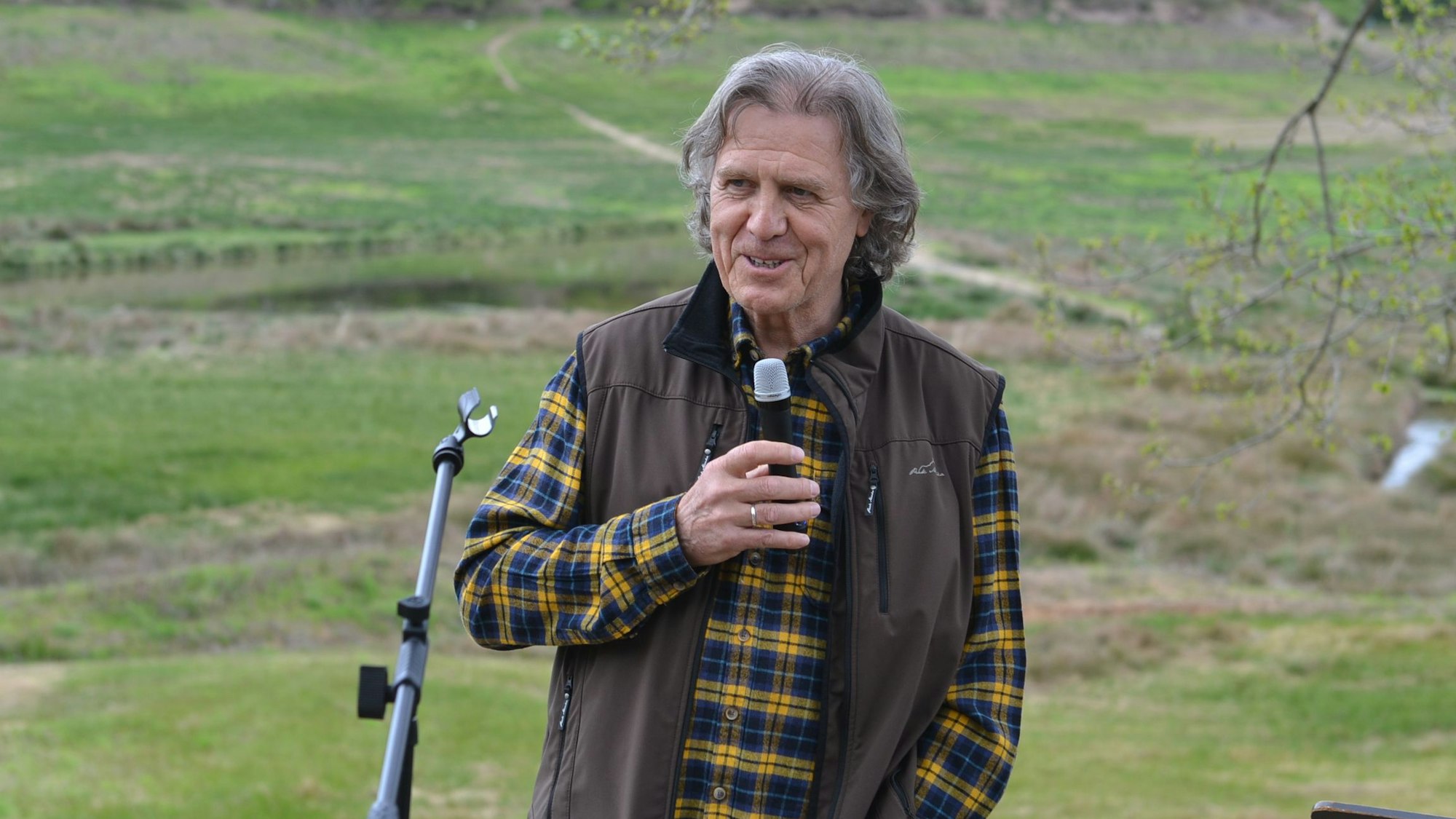 Vor dem Hintergrund der trockengelegten Steinbachtalsperre berichtete Autor Norbert Scheuer von seinen Büchern zum Thema Hochwasser.