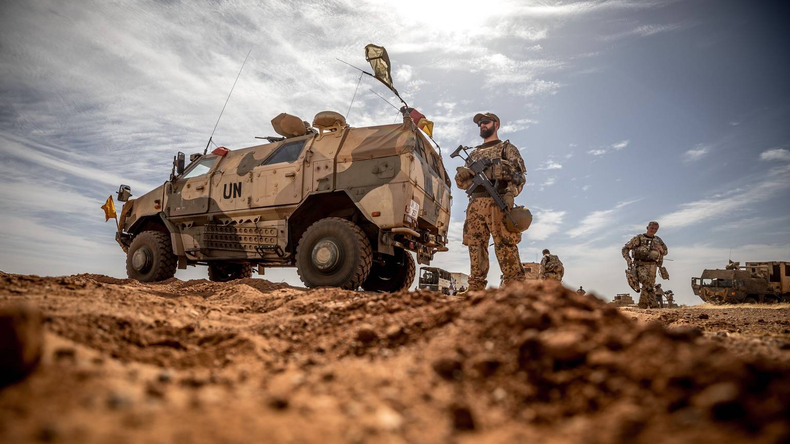 13.11.2018, Mali, Gao: Ein Soldat der Bundeswehr steht am Flughafen nahe dem Stützpunkt in Gao im Norden Malis.