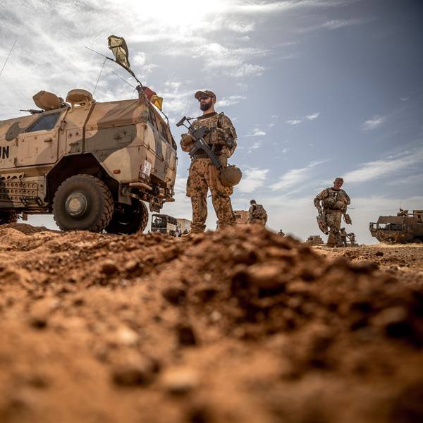 13.11.2018, Mali, Gao: Ein Soldat der Bundeswehr steht am Flughafen nahe dem Stützpunkt in Gao im Norden Malis.