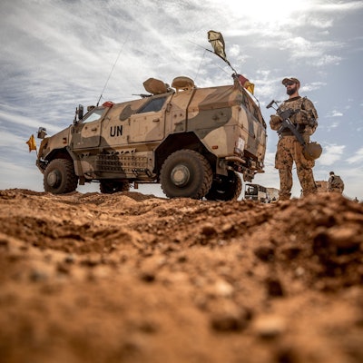 13.11.2018, Mali, Gao: Ein Soldat der Bundeswehr steht am Flughafen nahe dem Stützpunkt in Gao im Norden Malis.