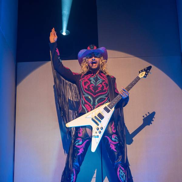 Bill Kaulitz mit Cowboyhut und Metalgitarre auf der Bühne im Kölner E-Werk.