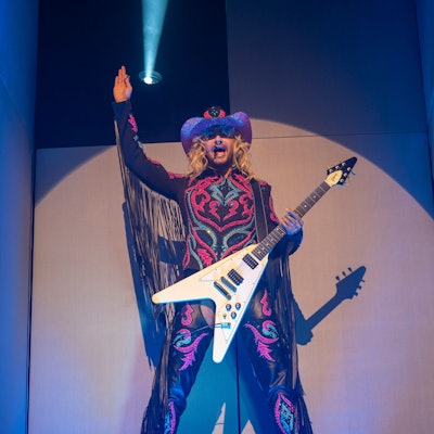 Bill Kaulitz mit Cowboyhut und Metalgitarre auf der Bühne im Kölner E-Werk.