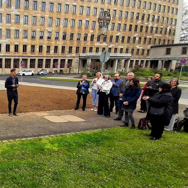 Der finnische Künstler Jussi Ängeslevä spricht bei der Eröffnung des von ihm gestalteten Kunstwerkes und Erinnerungsortes für die Zwangsarbeitenden der Bayer AG.