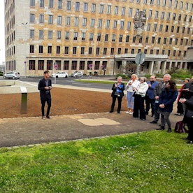 Der finnische Künstler Jussi Ängeslevä spricht bei der Eröffnung des von ihm gestalteten Kunstwerkes und Erinnerungsortes für die Zwangsarbeitenden der Bayer AG.