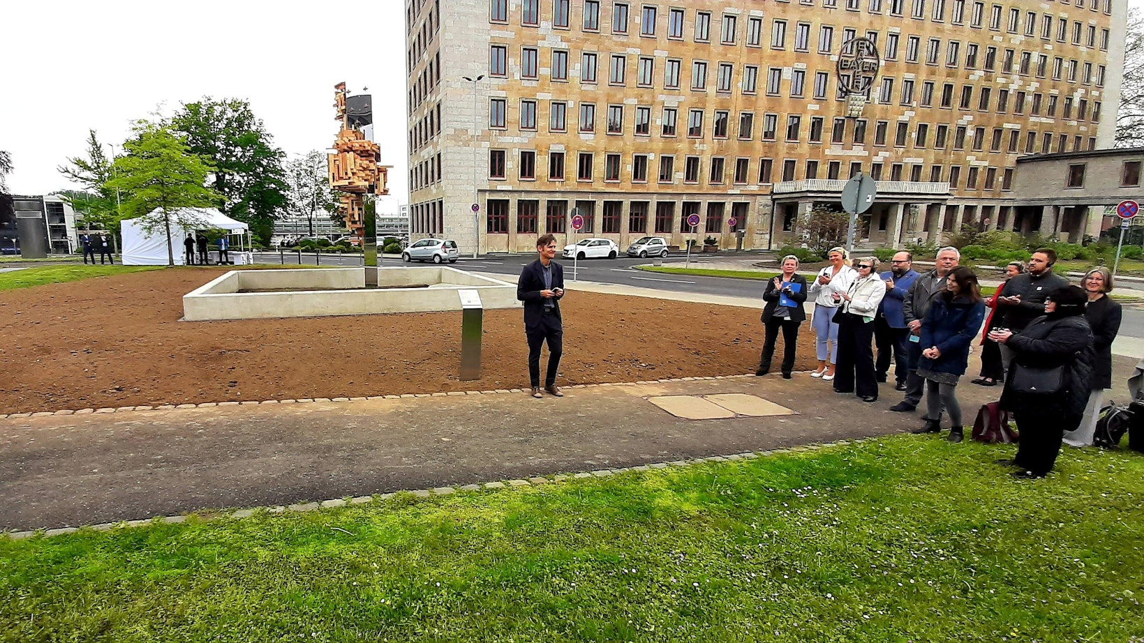 Der finnische Künstler Jussi Ängeslevä spricht bei der Eröffnung des von ihm gestalteten Kunstwerkes und Erinnerungsortes für die Zwangsarbeitenden der Bayer AG.