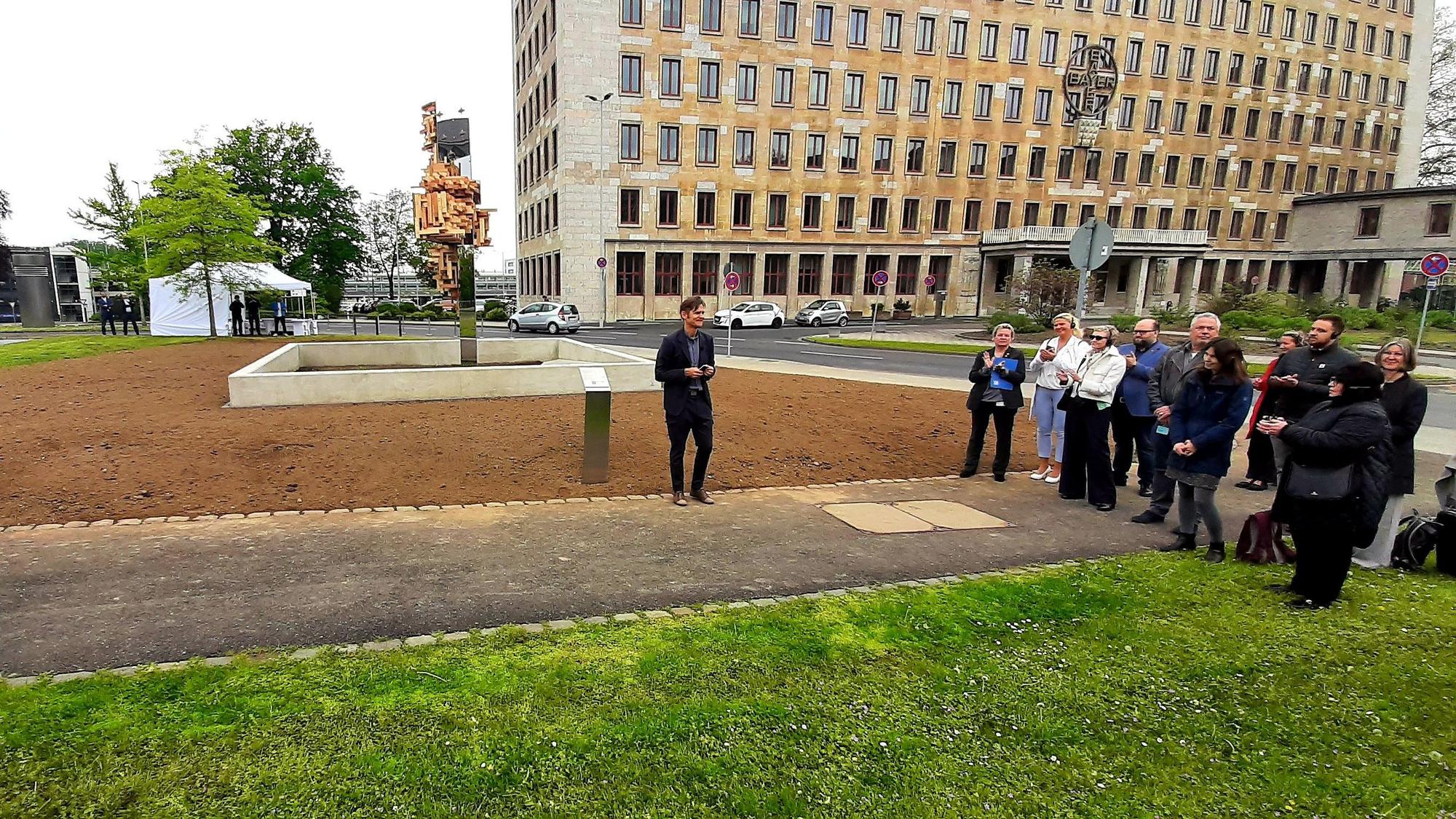 Der finnische Künstler Jussi Ängeslevä spricht bei der Eröffnung des von ihm gestalteten Kunstwerkes und Erinnerungsortes für die Zwangsarbeitenden der Bayer AG.