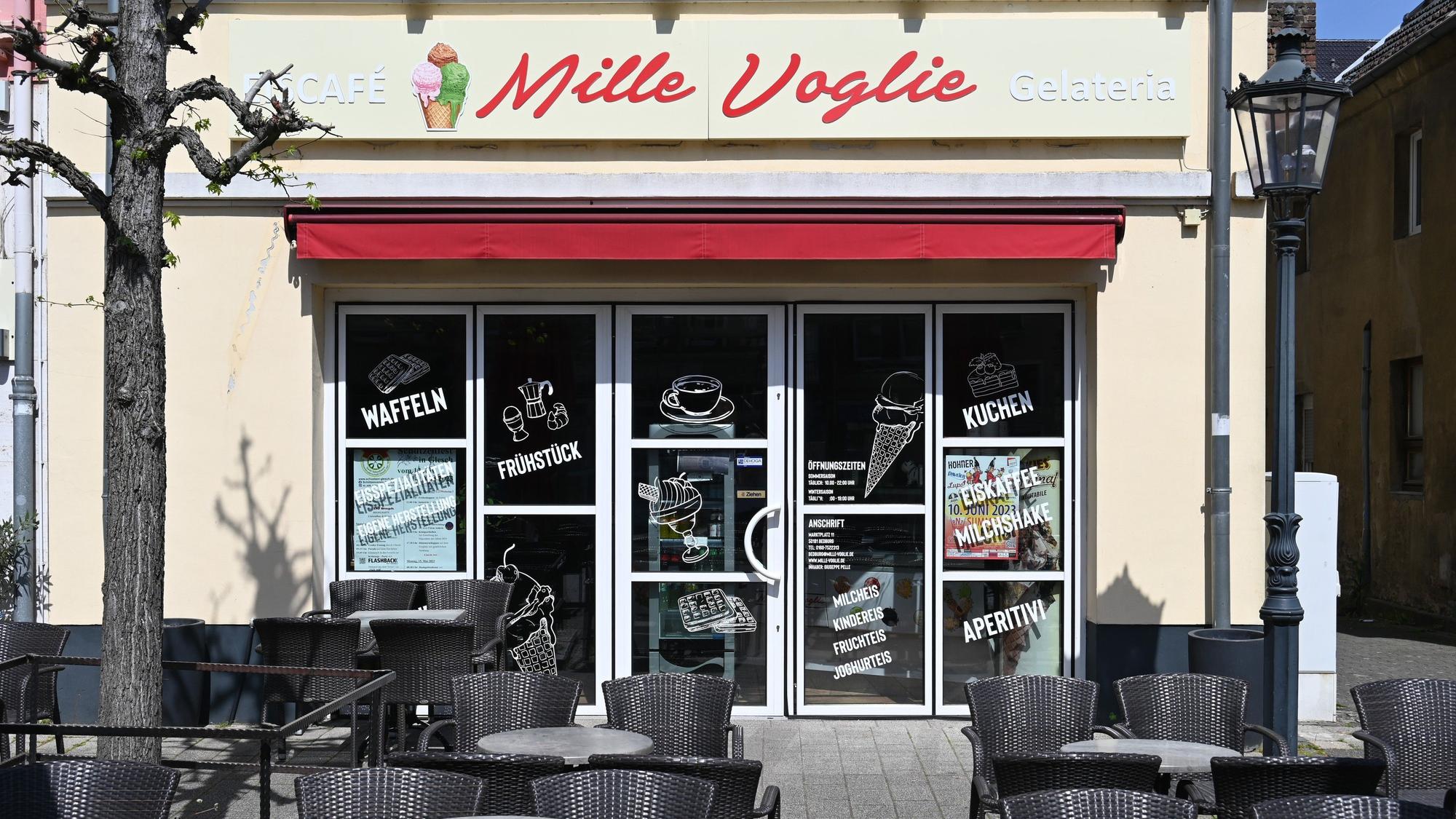 Das Bild zeigt das geschlossene Eiscafé Mille Voglie in Bedburg.