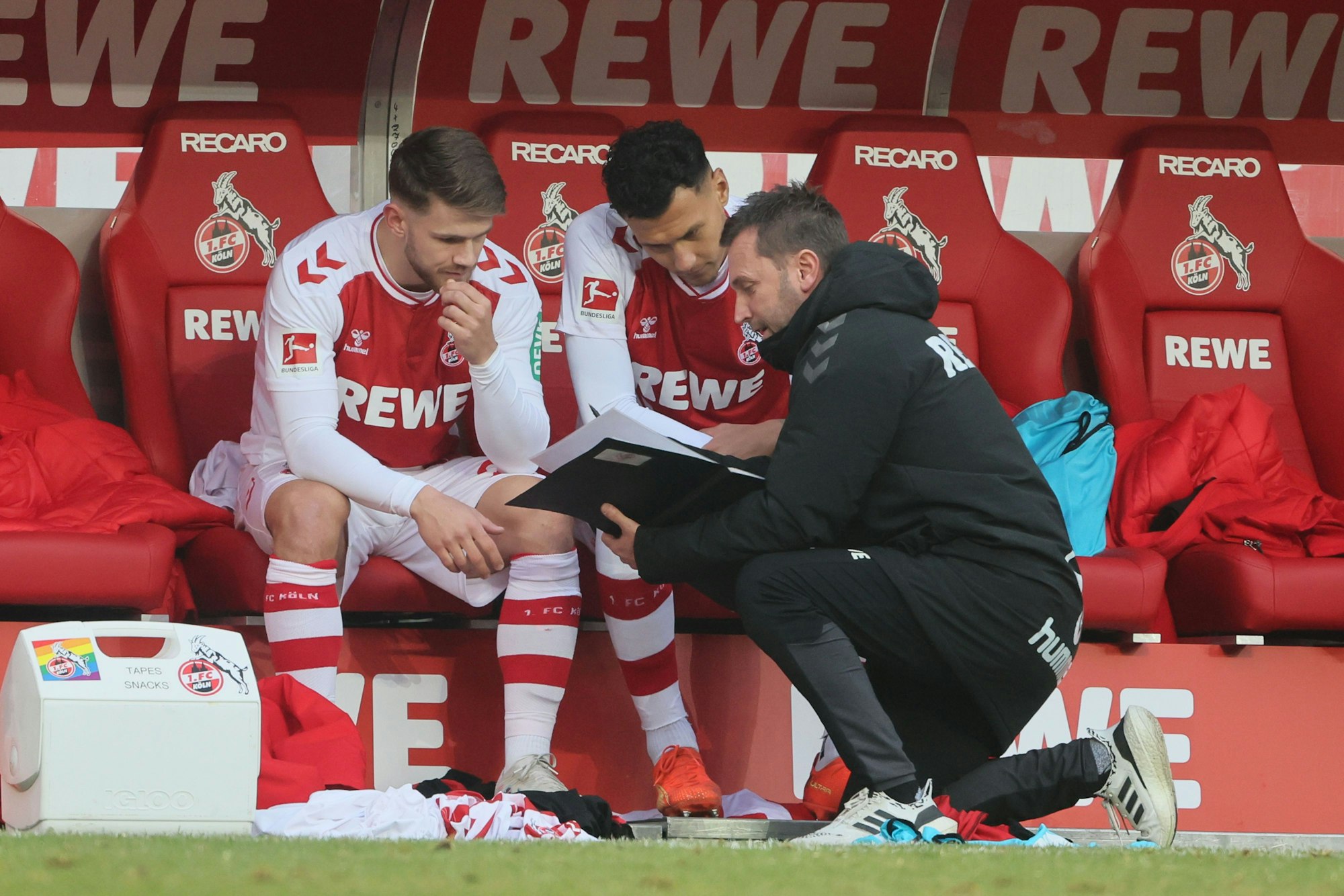 Kölns Co-Trainer André Pawlak bereitet die FC-Stürmer Jan Thielmann (l.) und Davie Selke auf ihre Einwechslung vor.