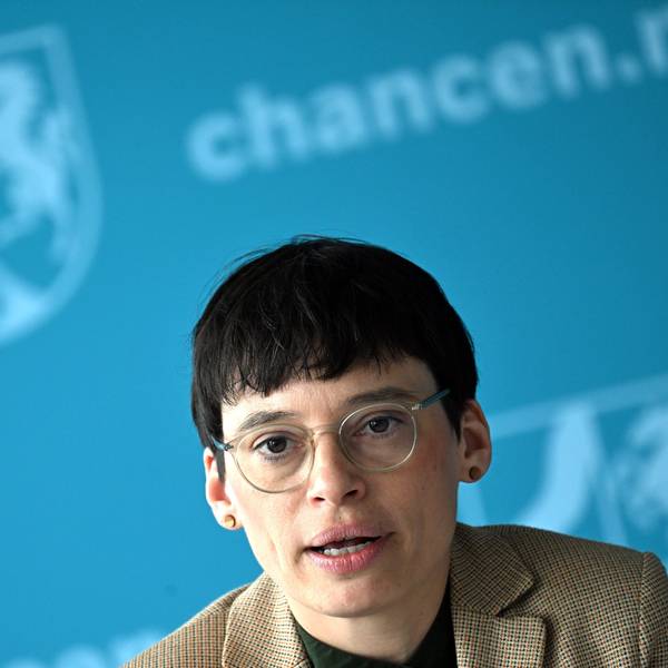 Josefine Paul (Bündnis90/Die Grünen), Ministerin für Kinder, Jugend, Familie, Gleichstellung, Flucht und Integration des Landes Nordrhein-Westfalen, spricht während einer Pressekonferenz. Paul stellte den Kinder- und Jugendförderplan vor. Der Plan wird für jede Legislaturperiode neu erstellt und soll ein sicheres Aufwachsen und Chancengerechtigkeit für alle Kinder und Jugendlichen im Land gewährleisten.