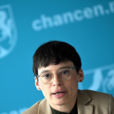 Josefine Paul (Bündnis90/Die Grünen), Ministerin für Kinder, Jugend, Familie, Gleichstellung, Flucht und Integration des Landes Nordrhein-Westfalen, spricht während einer Pressekonferenz. Paul stellte den Kinder- und Jugendförderplan vor. Der Plan wird für jede Legislaturperiode neu erstellt und soll ein sicheres Aufwachsen und Chancengerechtigkeit für alle Kinder und Jugendlichen im Land gewährleisten.