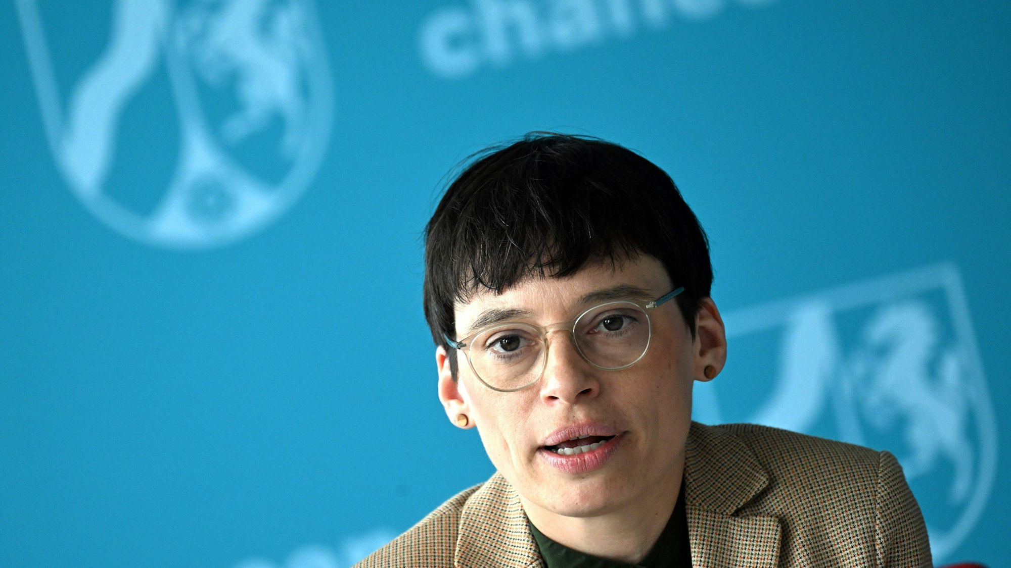 Josefine Paul (Bündnis90/Die Grünen), Ministerin für Kinder, Jugend, Familie, Gleichstellung, Flucht und Integration des Landes Nordrhein-Westfalen, spricht während einer Pressekonferenz. Paul stellte den Kinder- und Jugendförderplan vor. Der Plan wird für jede Legislaturperiode neu erstellt und soll ein sicheres Aufwachsen und Chancengerechtigkeit für alle Kinder und Jugendlichen im Land gewährleisten.