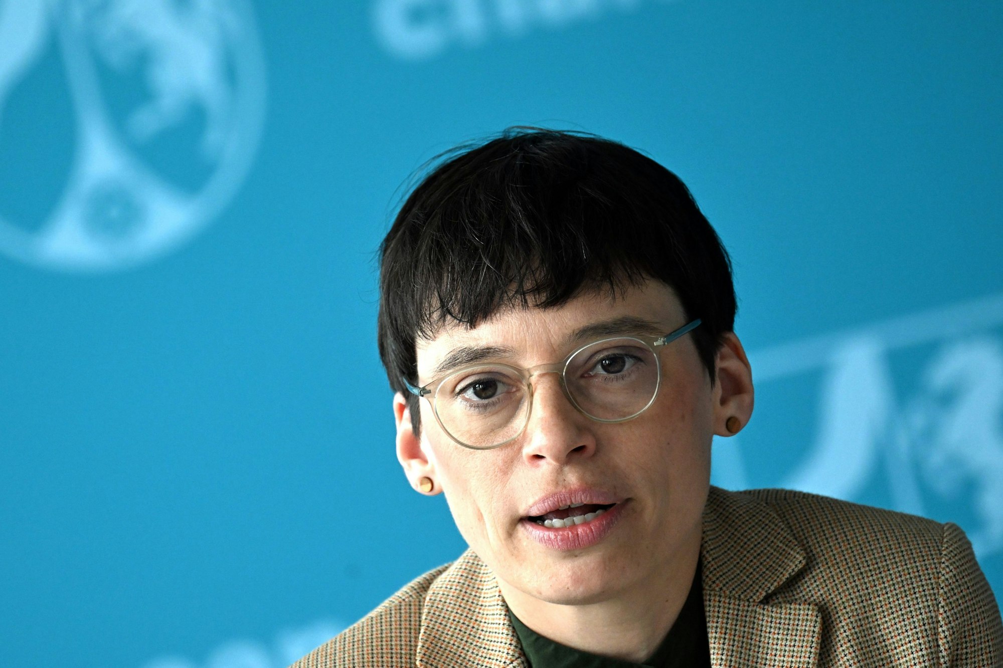 08.05.2023, Nordrhein-Westfalen, Düsseldorf: Josefine Paul (Bündnis90/Die Grünen), Ministerin für Kinder, Jugend, Familie, Gleichstellung, Flucht und Integration des Landes Nordrhein-Westfalen, spricht während einer Pressekonferenz. Paul stellte den Kinder- und Jugendförderplan vor. Der Plan wird für jede Legislaturperiode neu erstellt und soll ein sicheres Aufwachsen und Chancengerechtigkeit für alle Kinder und Jugendlichen im Land gewährleisten. Foto: Federico Gambarini/dpa +++ dpa-Bildfunk +++