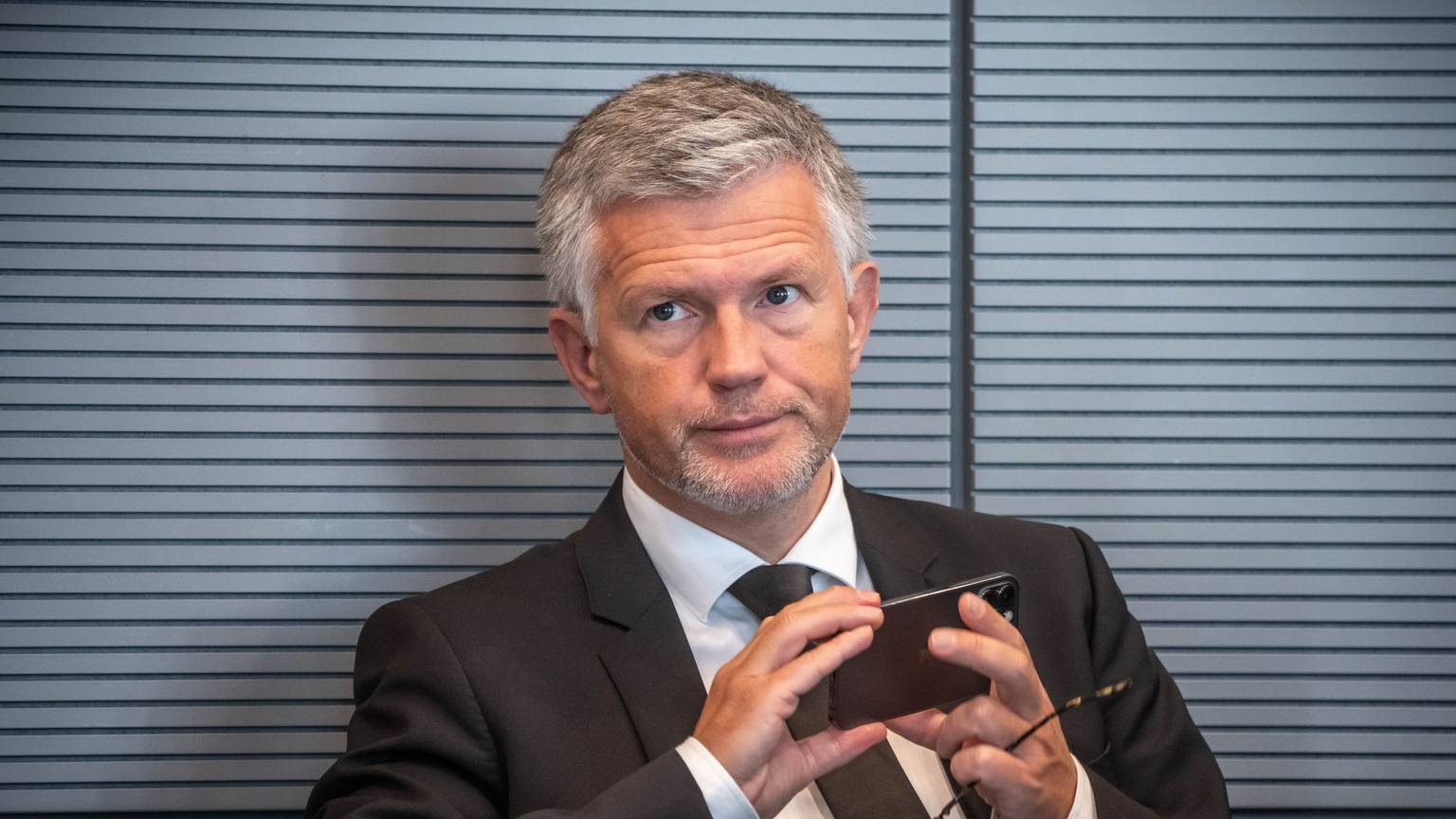 Archivbild/Porträt: Andrij Melnyk beobachtet das Treffen der Parlaments-Präsidentinnen und -Präsidenten der G7-Staaten und der Europäischen Union im Bundestag.