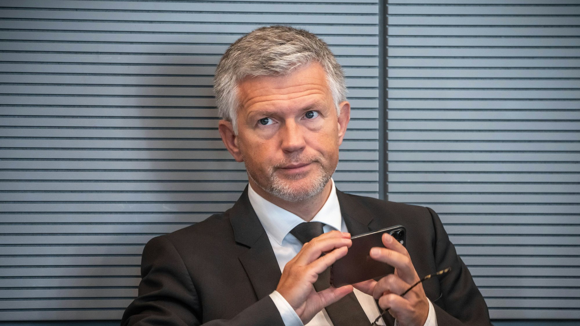 Archivbild/Porträt: Andrij Melnyk beobachtet das Treffen der Parlaments-Präsidentinnen und -Präsidenten der G7-Staaten und der Europäischen Union im Bundestag.
