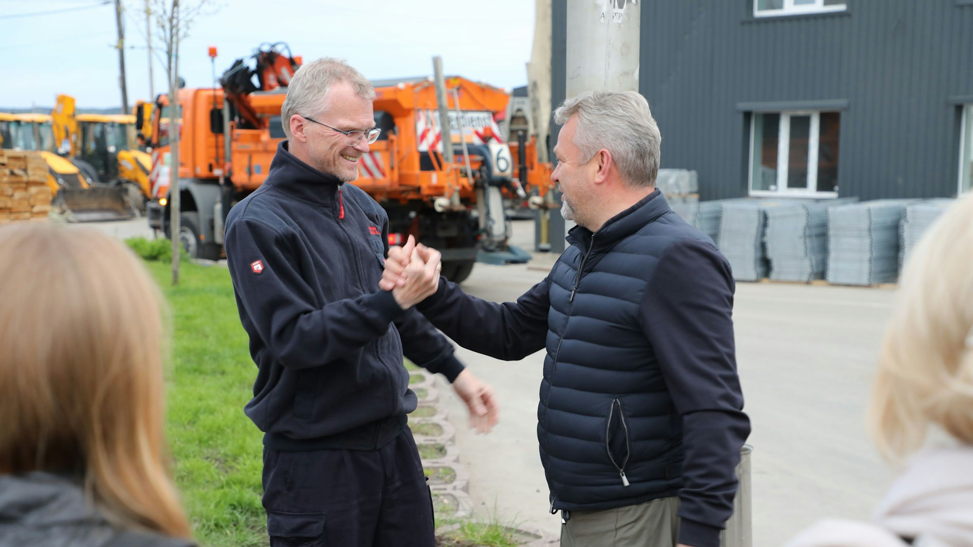 Anatolii Fedoruk mit Frank Stein schütteln sich die Hand.