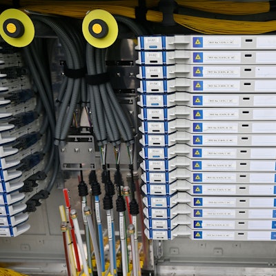 Kabel, Zuleitungen und Verbindungen in einem Internetkasten.