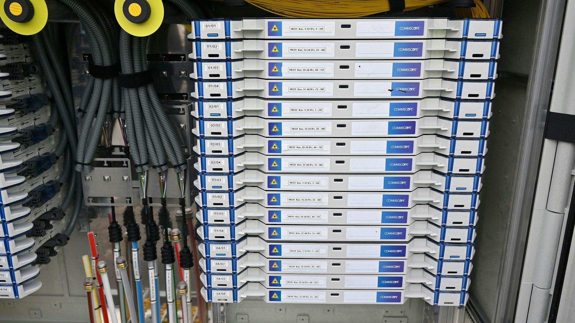 Kabel, Zuleitungen und Verbindungen in einem Internetkasten.