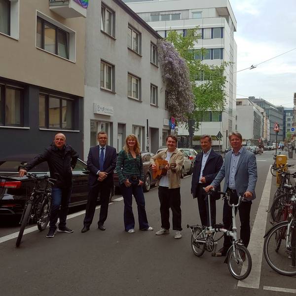 Die Verantwortlichen der neuen Kampagne über die Regeln auf Fahrradstraßen in Köln am Mauritiuswall.